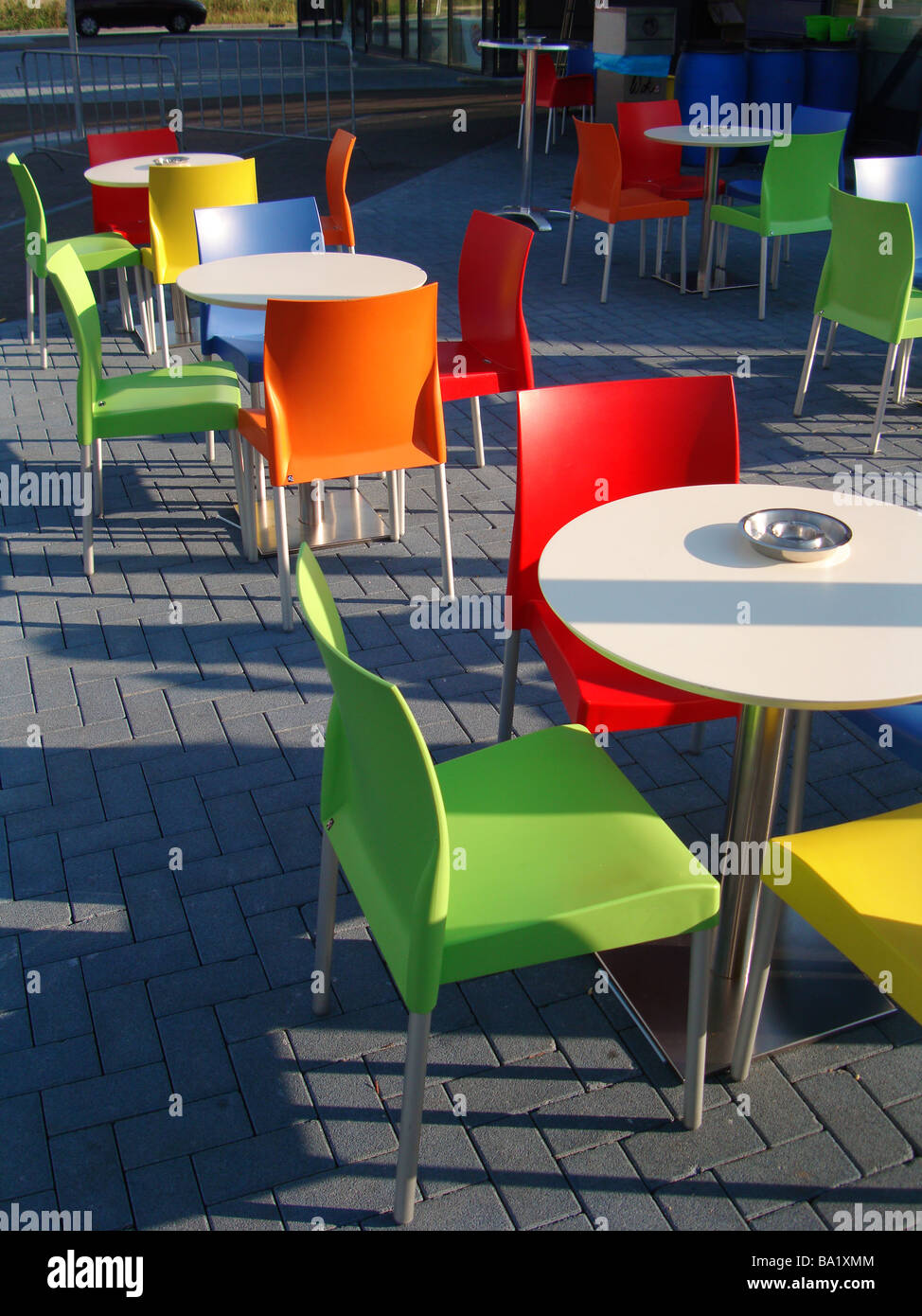 Sedie di colore fuori del ristorante Foto Stock