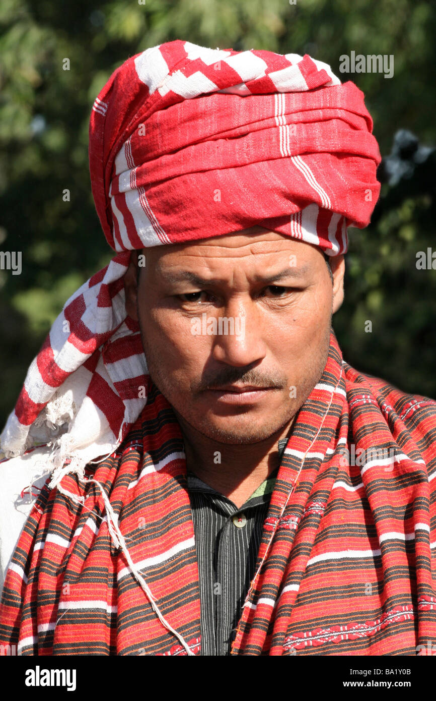 Ritratto di Indian Mishing Tribe Uomo in abito tradizionale Foto Stock