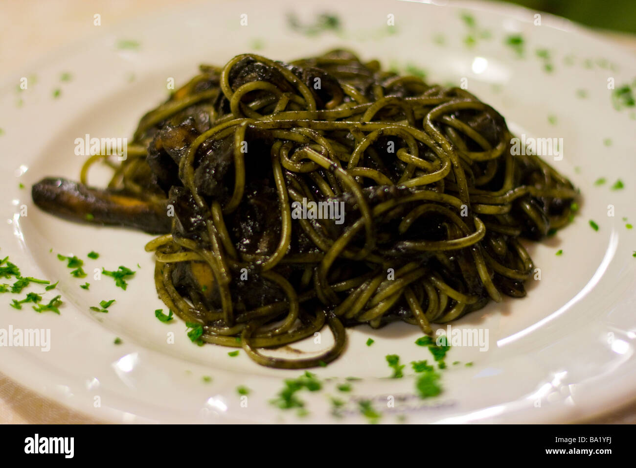 Calamari Pasta alimentare inchiostro alla Taverna San Trovaso a Venezia Italia Foto Stock