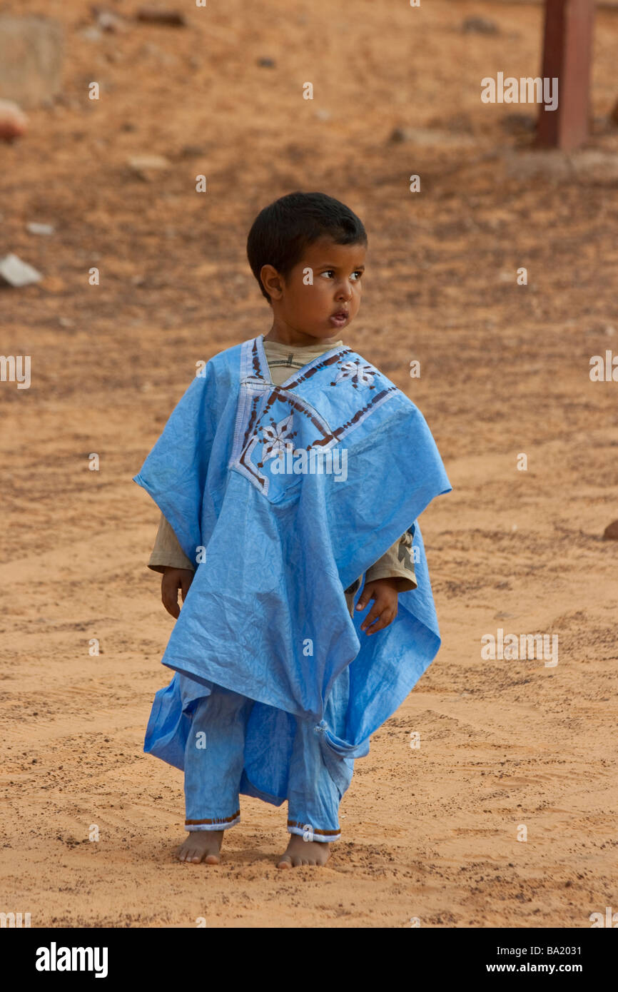 Ragazzo che indossa un Boubou Chinguetti in Mauritania Foto Stock
