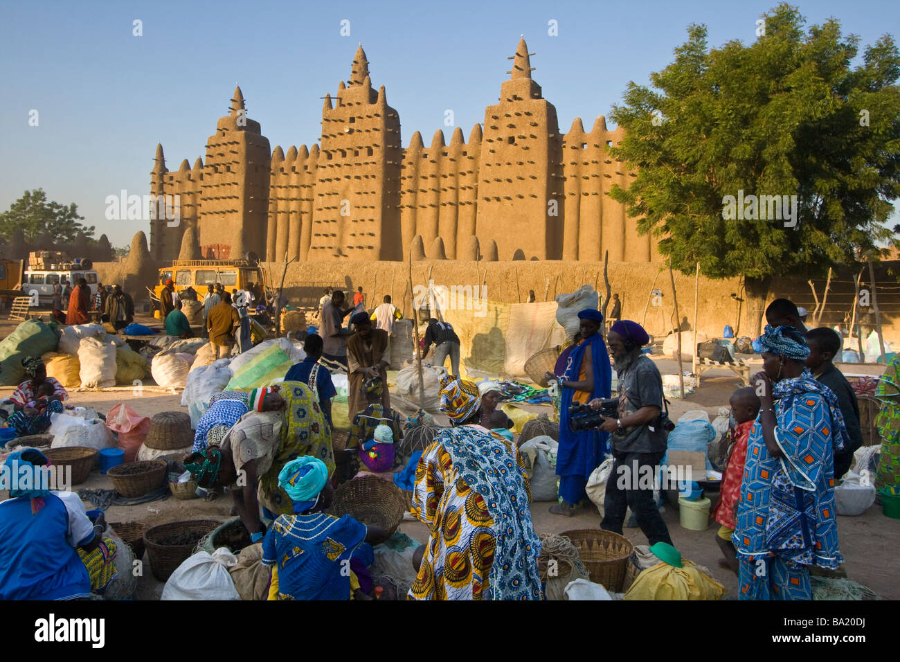 La grande moschea sul giorno di mercato in Djenne Mali Foto Stock