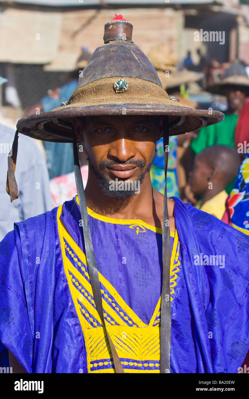 Pastore maliano indossando un cappello tradizionale in Djenne Mali Foto Stock