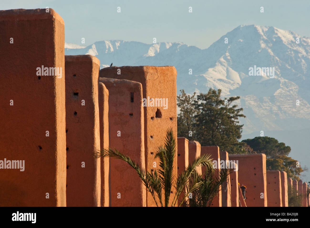 Le mura della città di Marrakech Marocco con montagne Atlas in background Foto Stock