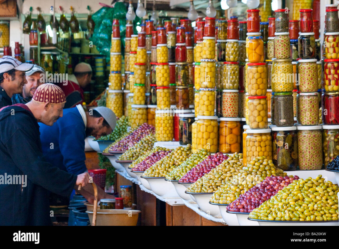 Le olive e i vasetti di Verdure sottaceto nel souk di Marrakech marocco Foto Stock