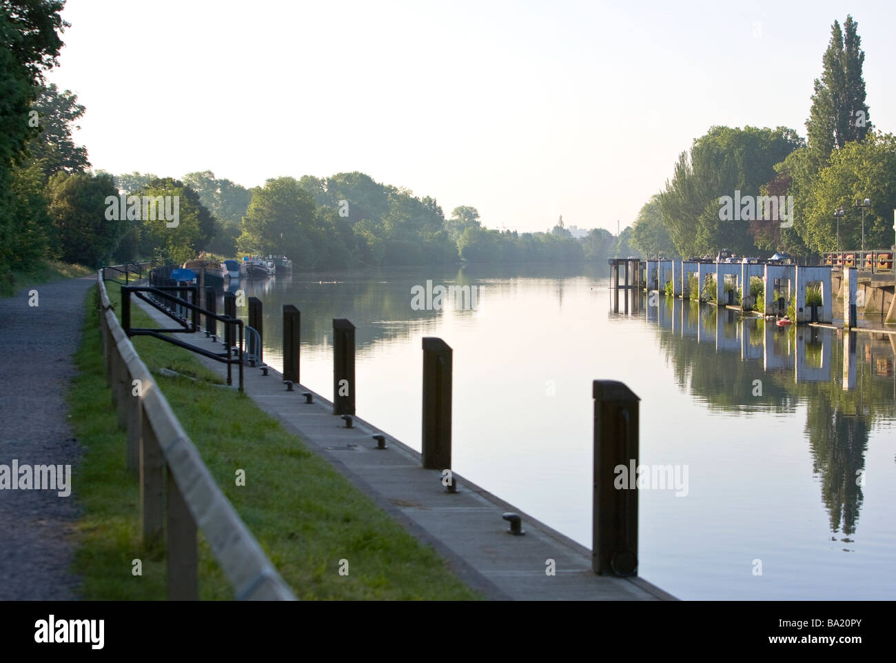 Il fiume Tamigi alzaia e ormeggi vicino a Teddington Lock, adiacente a Teddington weir. Foto Stock