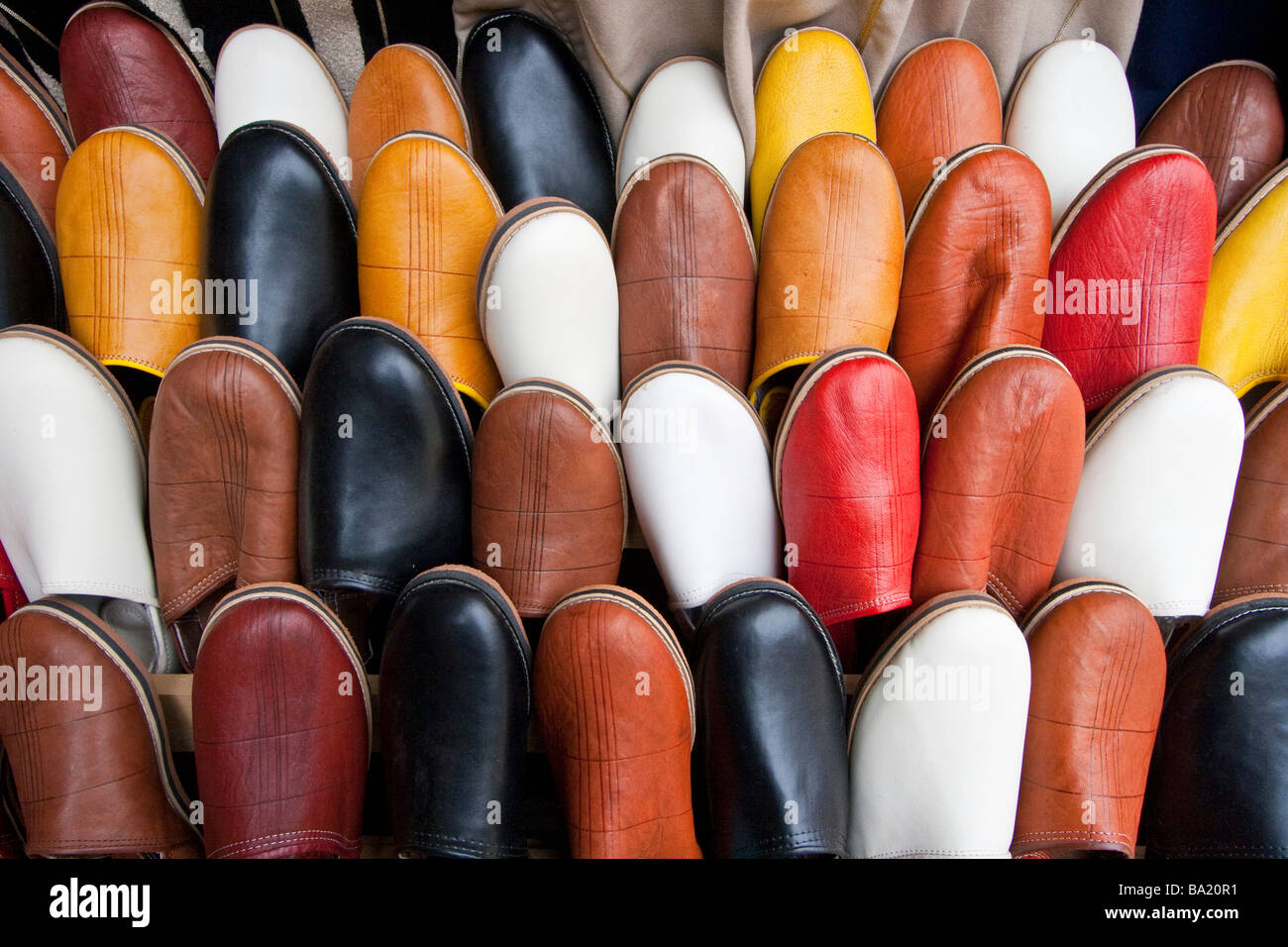 Babouches marocchino o pelle pantofole nel Souk della Medina di Fez Marocco Foto Stock