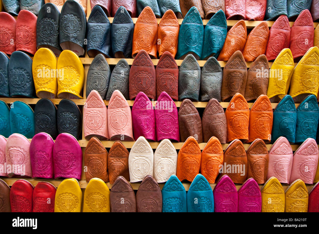 Babouches marocchino o pelle pantofole nel Souk della Medina di Fez Marocco Foto Stock