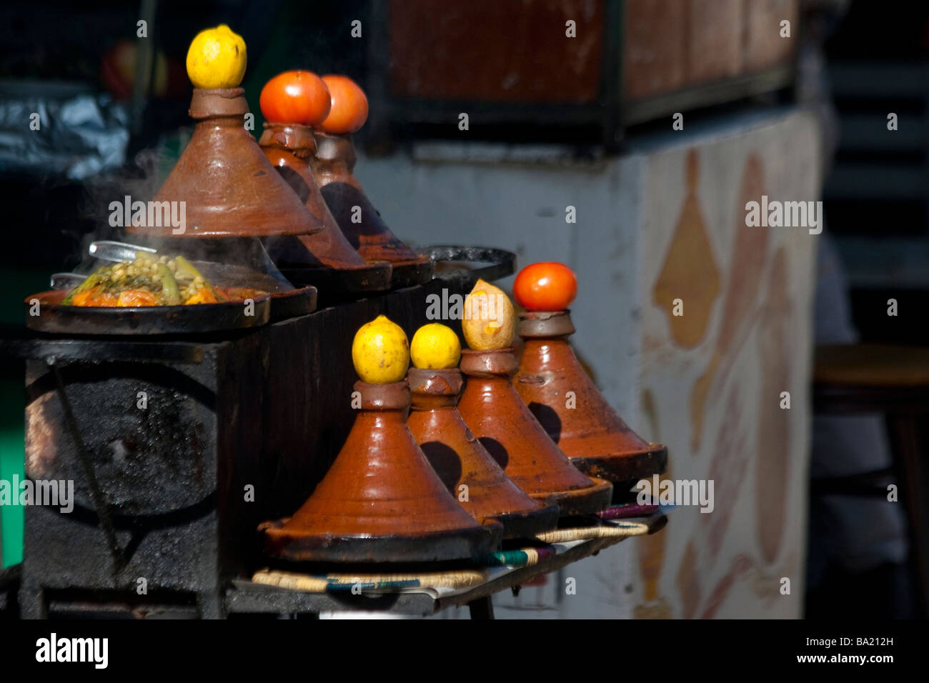 Gli ingredienti di base di una tagine cottura in Moulay Idriss Marocco Foto Stock