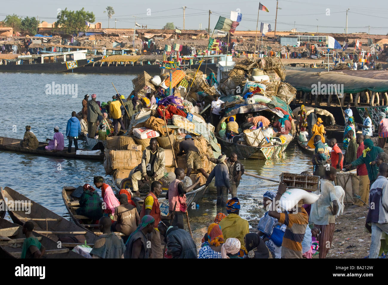 Pinasse imbarcazioni presso il porto di Mopti Mali Africa occidentale Foto Stock