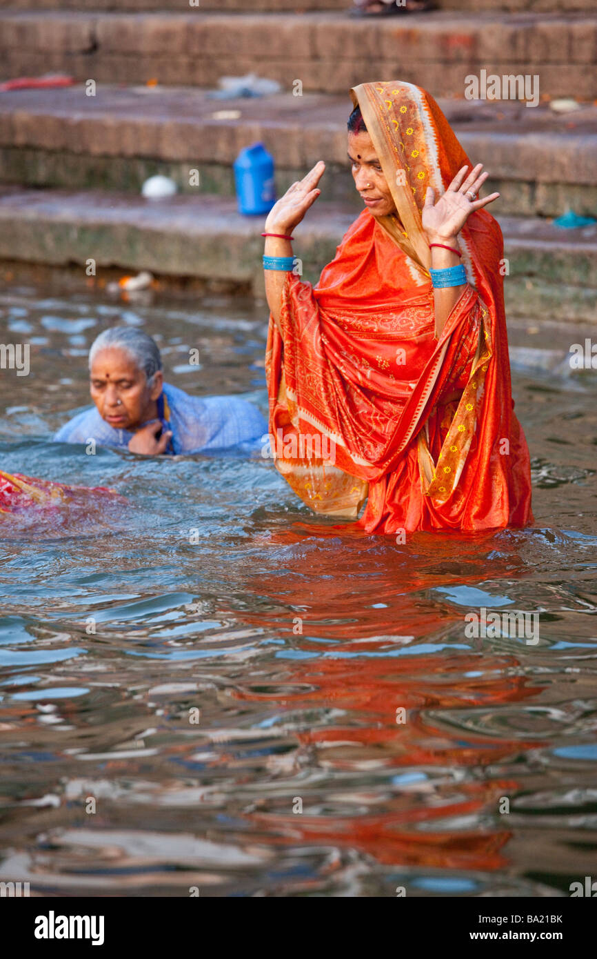 Donna indù la balneazione nel fiume Gange a Varanasi India Foto Stock