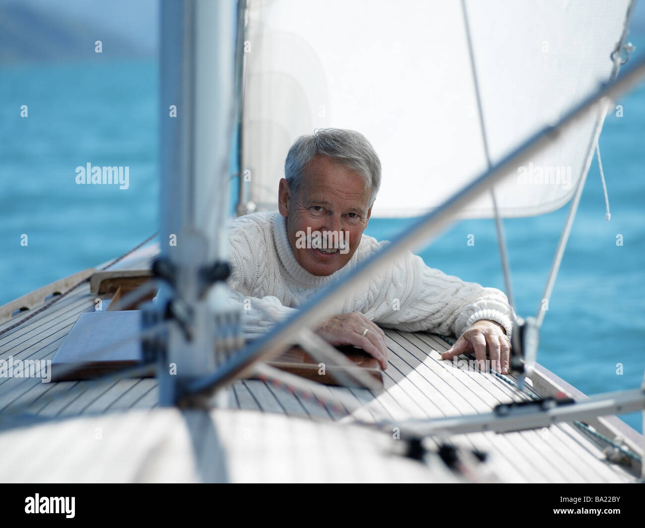 Barca a vela senior corda-maglioni sguardo fotocamera ritratto sorride  serie mare barca 60-70 anni l uomo conosce maglioni deck apertamente  berlina Foto stock - Alamy