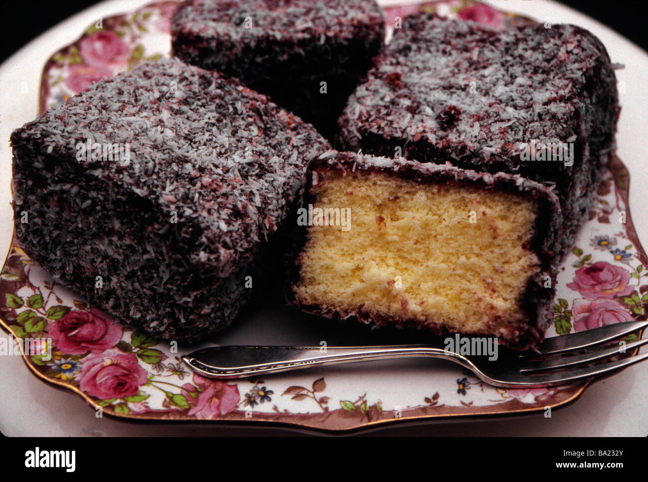 Una piastra di tradizionale australiana lamington torte al cioccolato servita per il tè del pomeriggio Foto Stock