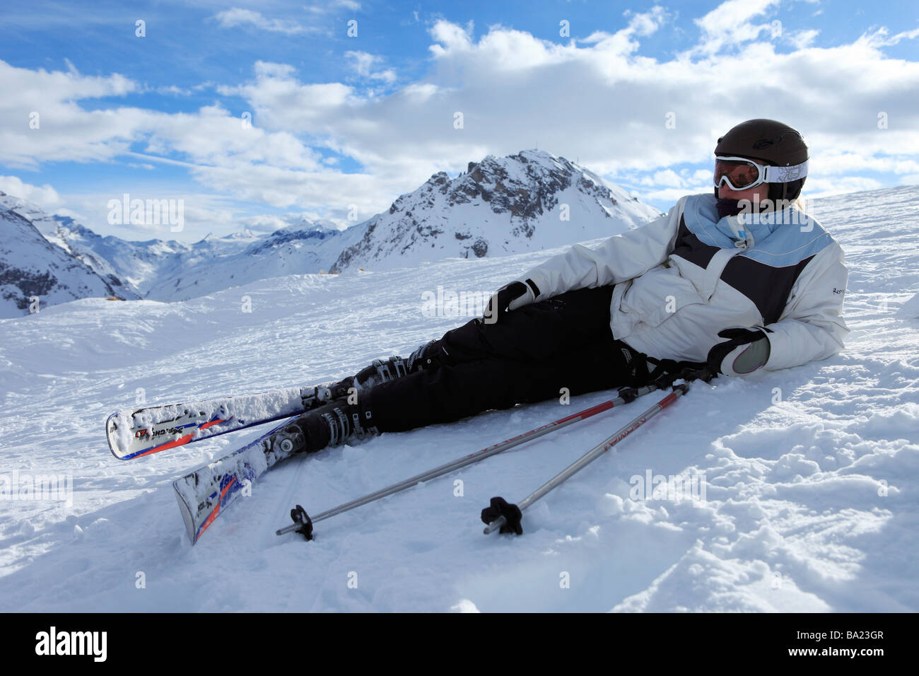 Sciatore prende una pausa in corrispondenza del bordo della pista nella stazione sciistica di Tignes Le Lac, Espace Killy, Francia Foto Stock