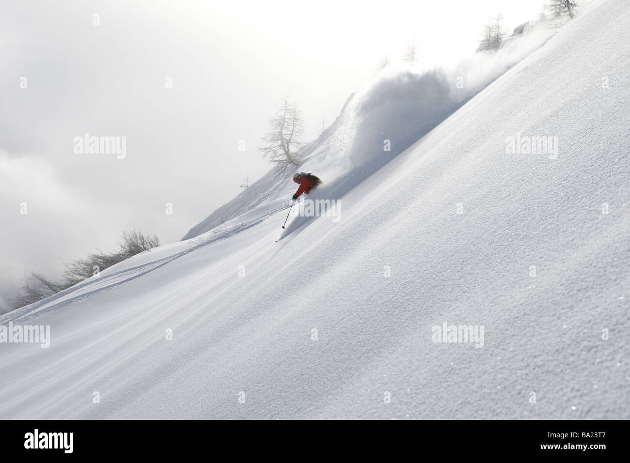 Sci fuori pista dopo la neve fresca nella località sciistica di Tignes, Espace Killy, Francia Foto Stock