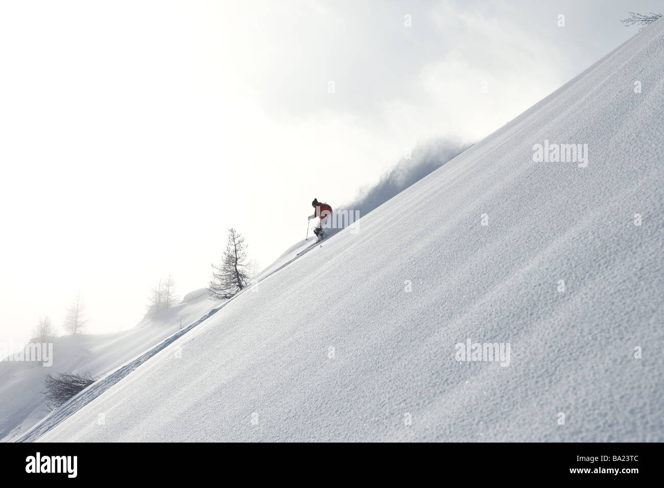 Sci fuori pista dopo la neve fresca nella località sciistica di Tignes, Espace Killy, Francia Foto Stock