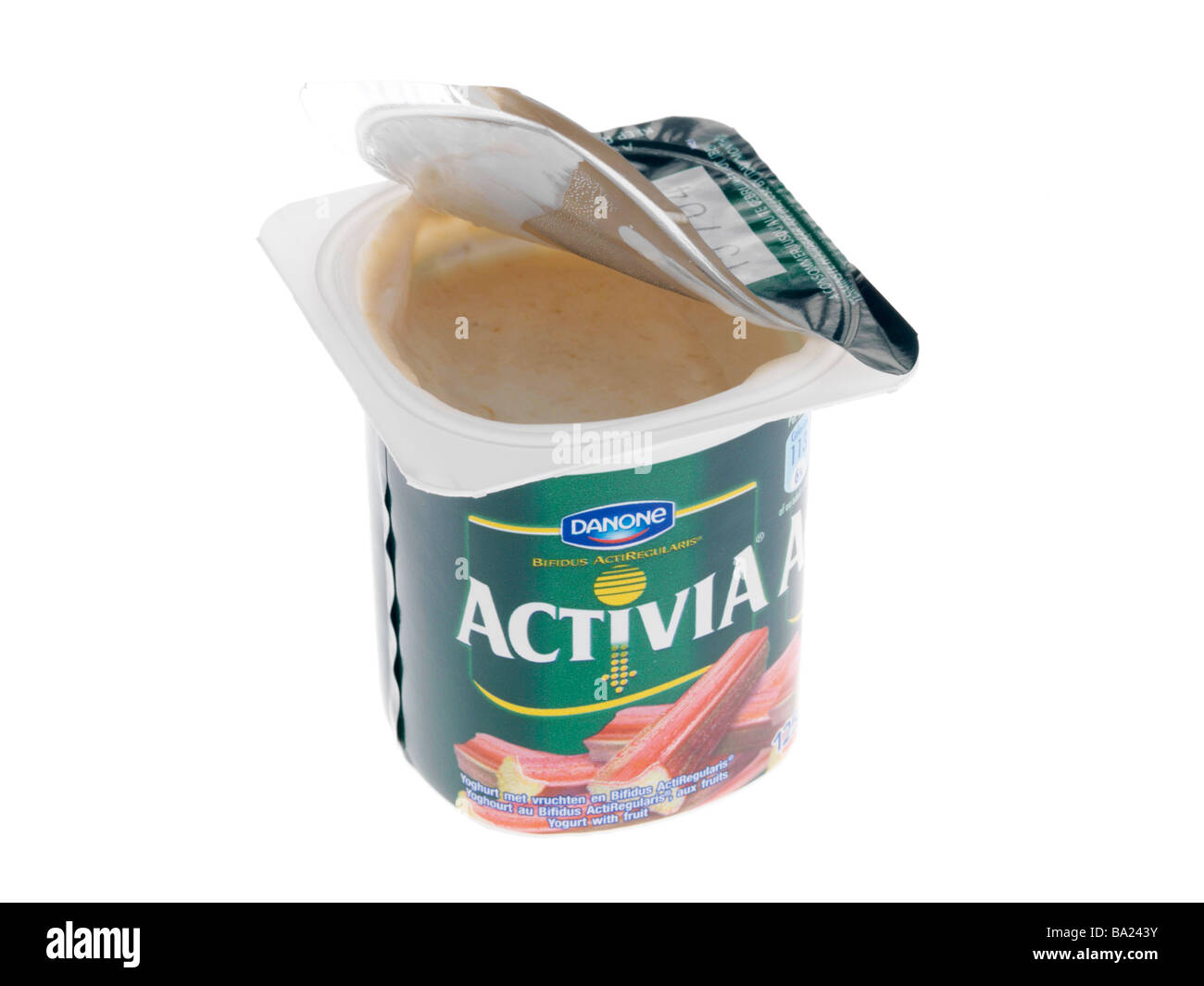 Danone marca Activa yogurt con frutta per uno snack o colazione isolata  contro uno sfondo bianco con nessun popolo e un tracciato di ritaglio Foto  stock - Alamy