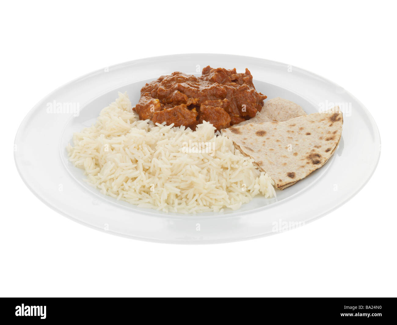 Appena cucinato in Stile Indiano Hot manzo piccante Madras Curry con riso Basmati isolata contro uno sfondo bianco con nessun popolo e un tracciato di ritaglio Foto Stock
