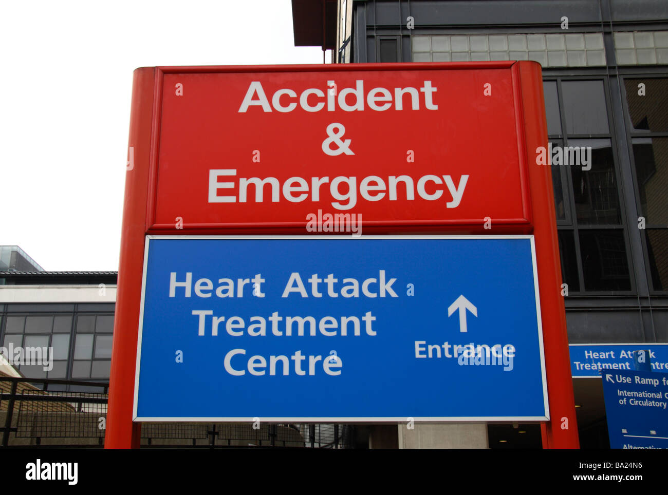 L' incidente e di emergenza e di attacco di cuore il centro di trattamento di segni al di fuori dell'ospedale St Mary in Praed Street London. Foto Stock