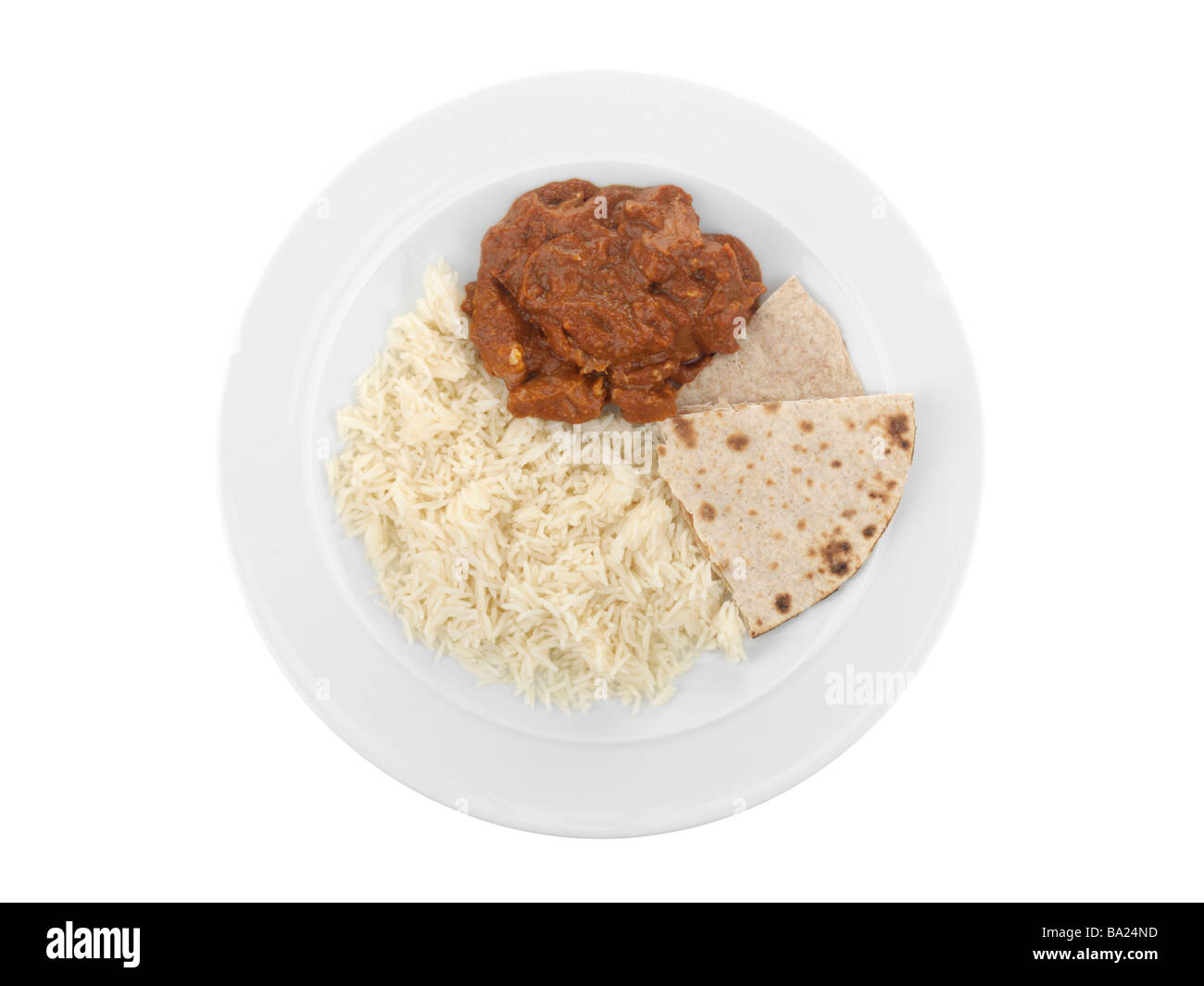 Appena cucinato in Stile Indiano Hot manzo piccante Madras Curry con riso Basmati isolata contro uno sfondo bianco con nessun popolo e un tracciato di ritaglio Foto Stock