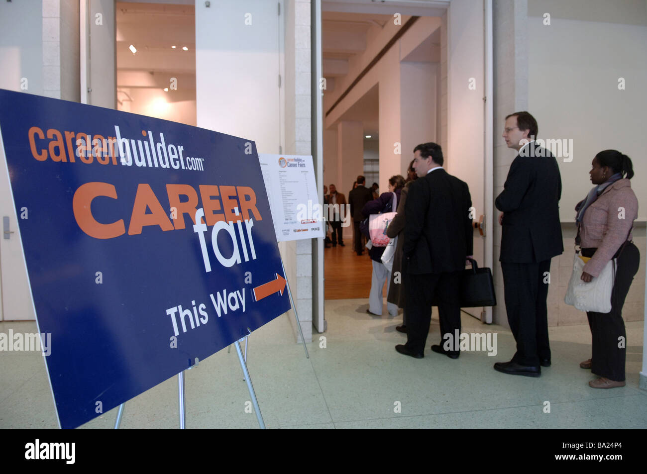 Le persone in cerca di lavoro linea fino a New York il Giovedì 2 Aprile 2009 per una fiera di lavoro sponsorizzato dal sito CareerBuilder Foto Stock