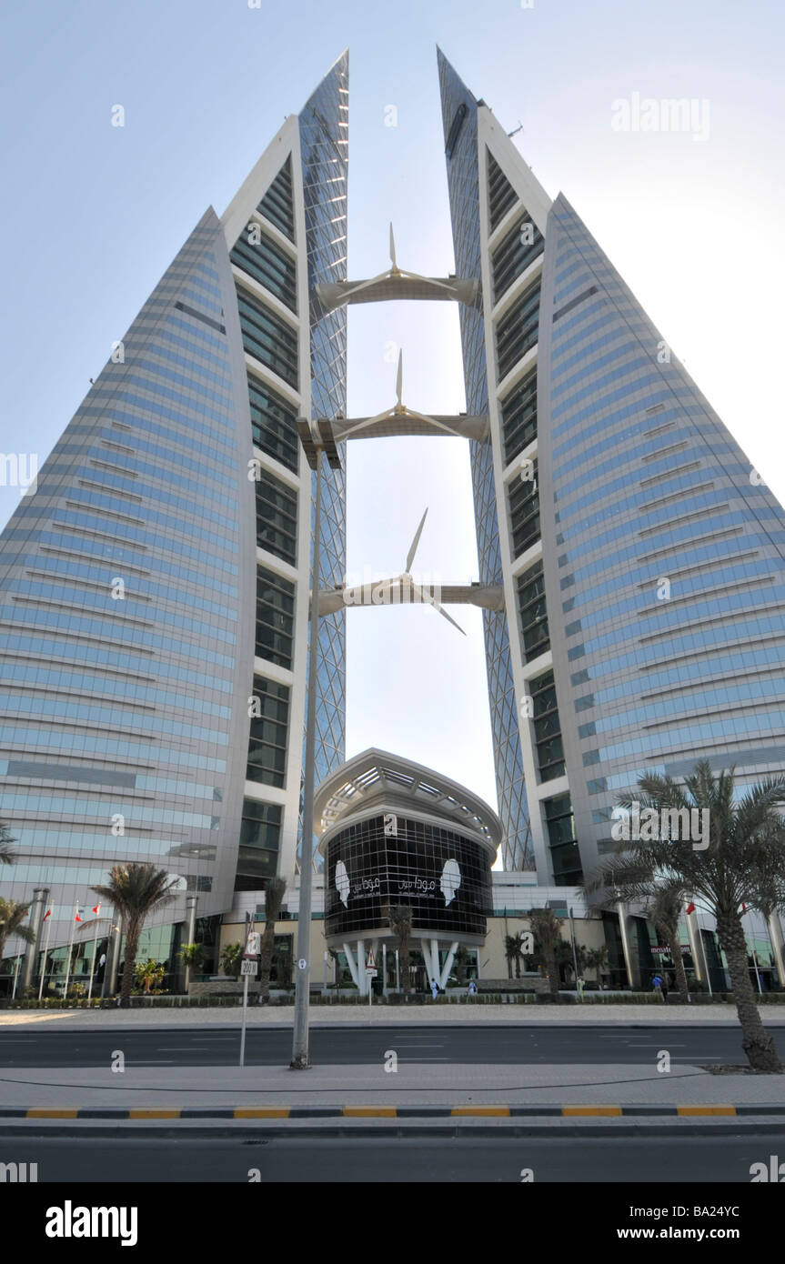 World Trade Center torri gemelle un grattacielo edificio con ufficio Turbine eoliche integrate in tre ponti sopraelevati Manama sull'isola di Golfo Arabico del Bahrain Foto Stock