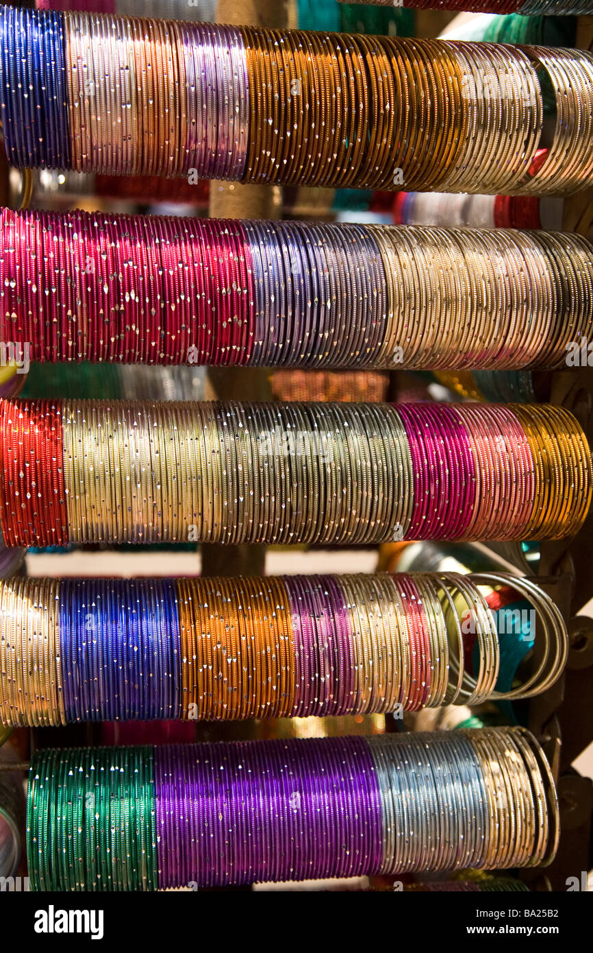 Serie di bracciali sono speciali per la vendita in un negozio nella strada commerciale a Bangalore in India. Foto Stock