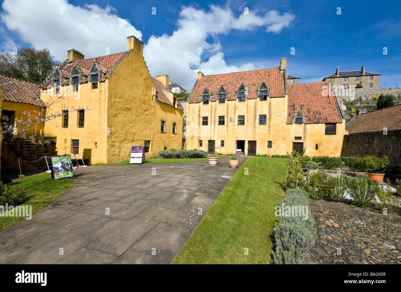 Il National Trust per la Scozia di proprietà Culross Palace e giardini nella Royal Burgh di Culross Fife Scozia Scotland Foto Stock