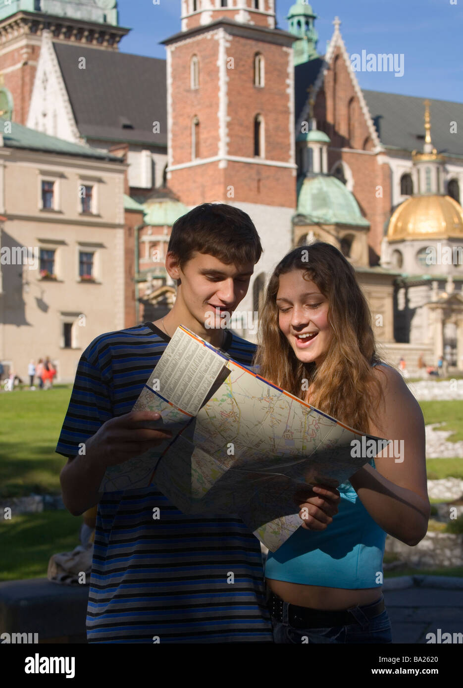 Polonia Cracovia giovane con mappa della città dal Castello di Wawel Foto Stock