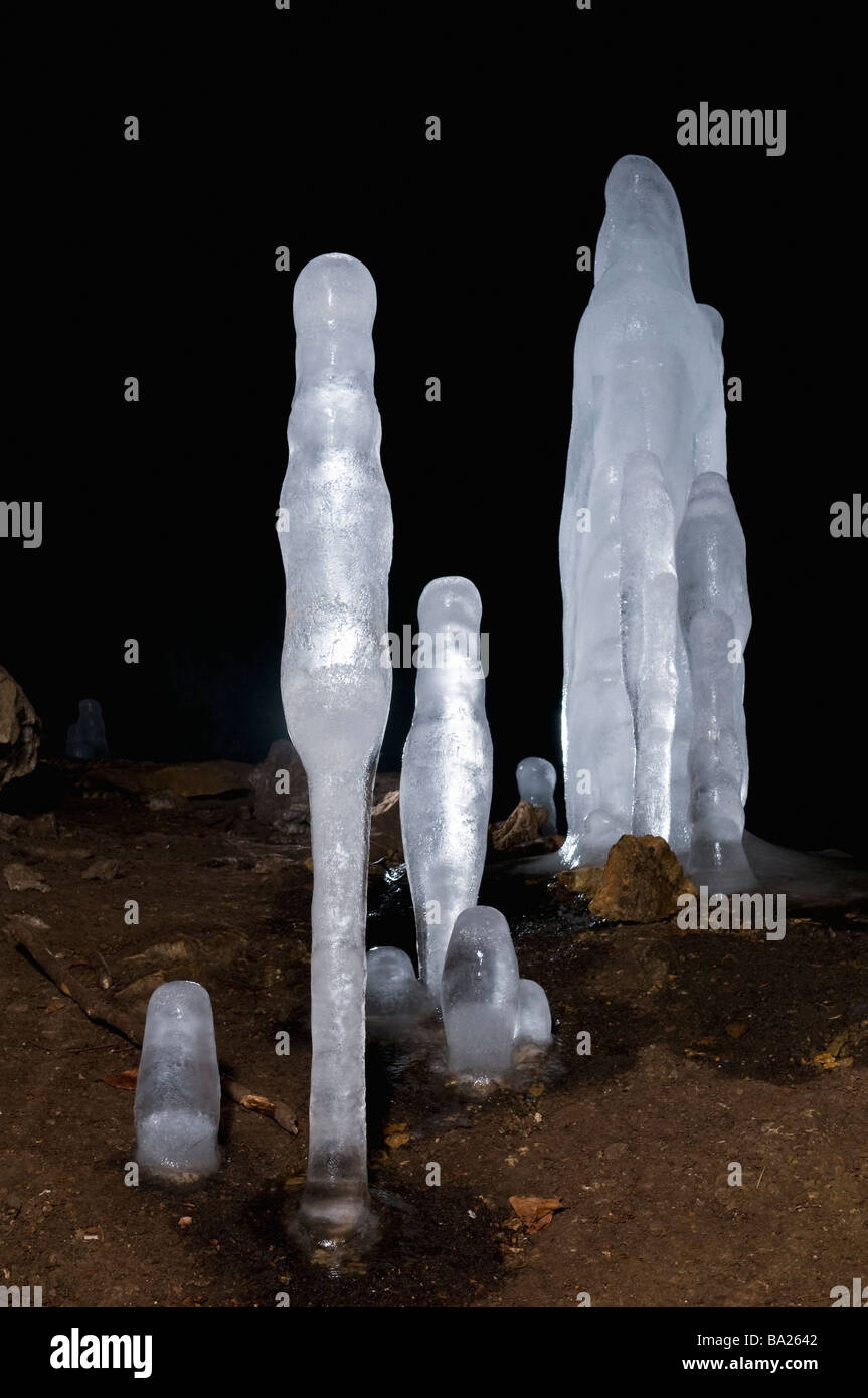 Il ghiaccio stalagmiti nella grotta di pietra calcarea, Oberpfalz, Baviera, Germania Foto Stock