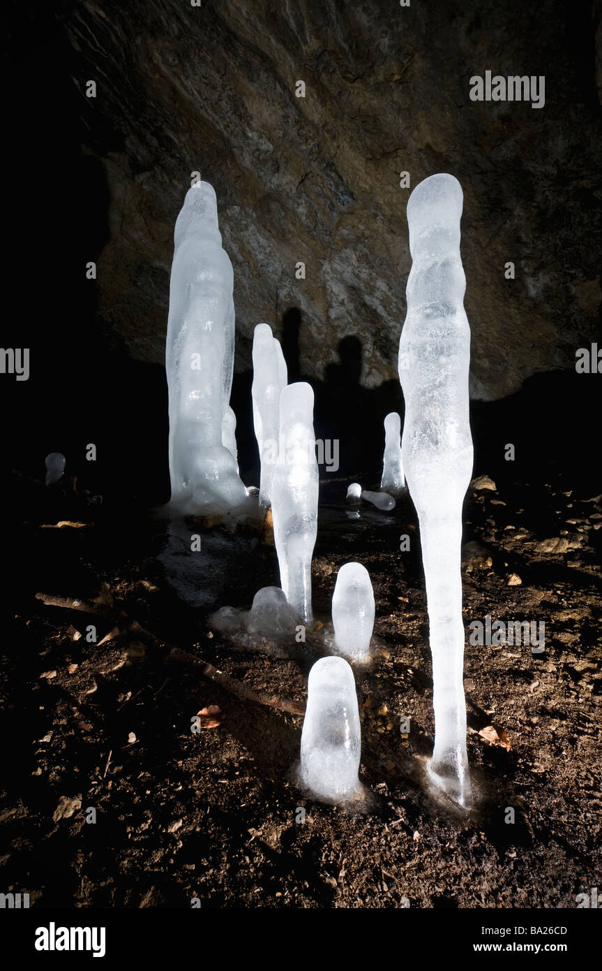 Il ghiaccio stalagmiti nella grotta di pietra calcarea, Oberpfalz, Baviera, Germania Foto Stock