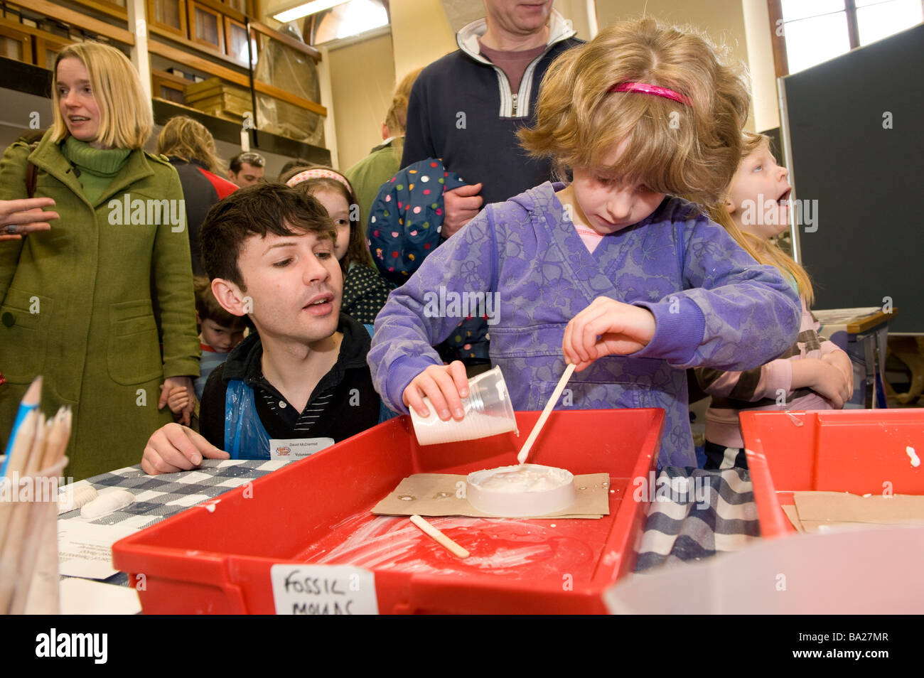 Il museo a Oxford ha una giornata della scienza per i bambini in modo che  tu possa fare un fossile calco in gesso Foto stock - Alamy