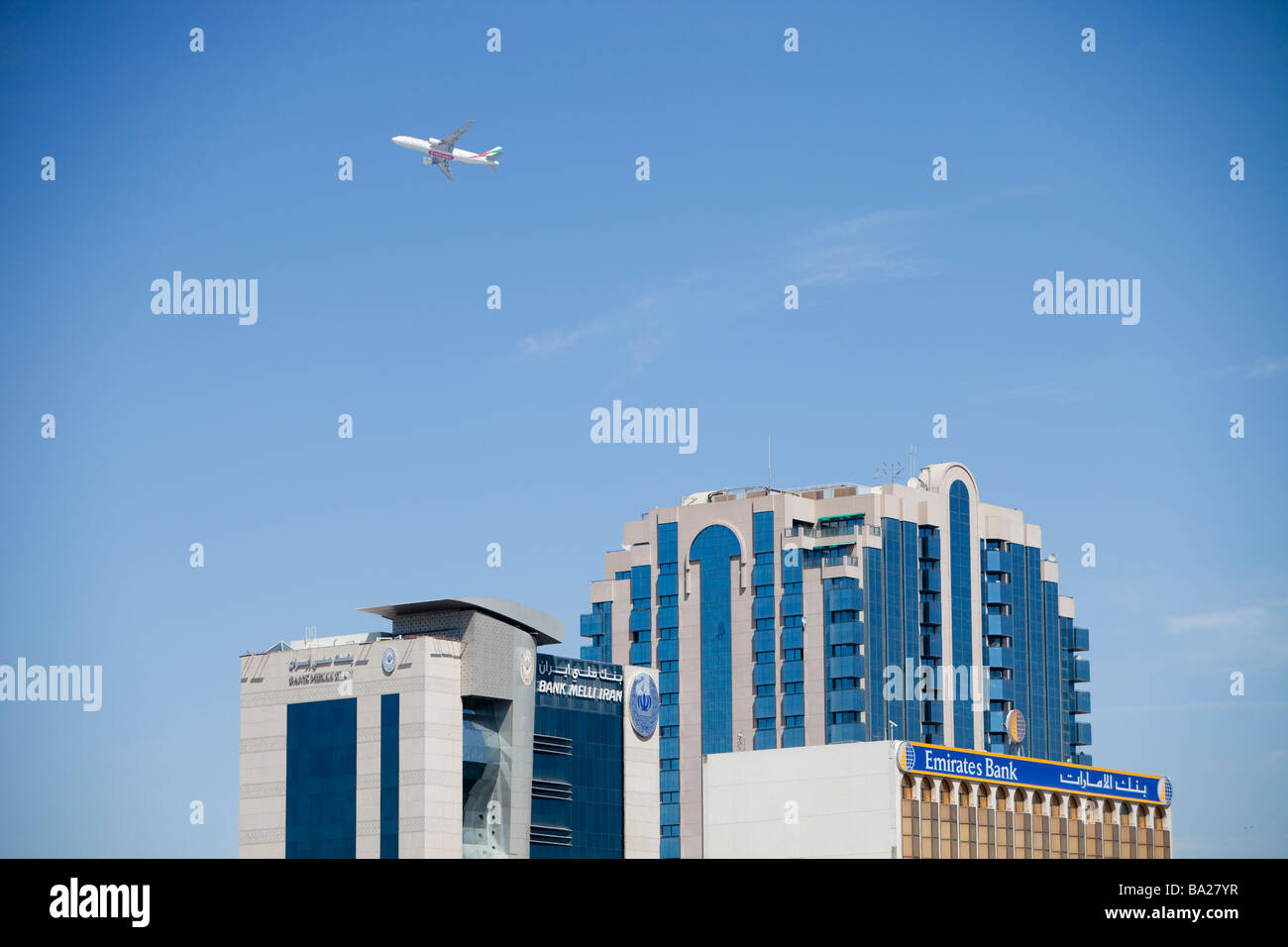 Gli aerei che decollano dall'aeroporto di Dubai su Dubai Creek Foto Stock