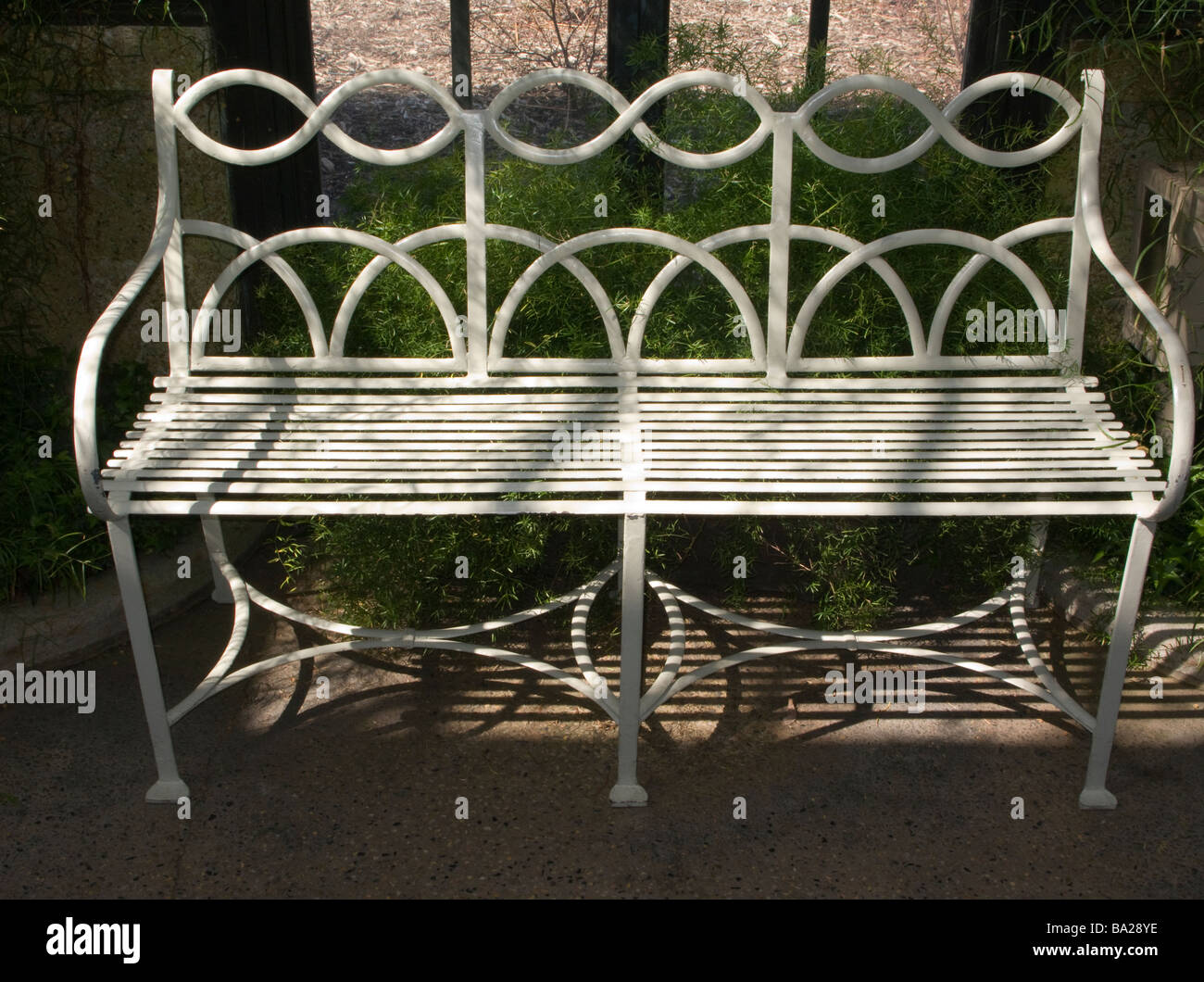 Ferro battuto banco bianco LONGWOOD giardini botanici di Kennett Square CHESTER COUNTY PENNSYLVANIA USA Foto Stock