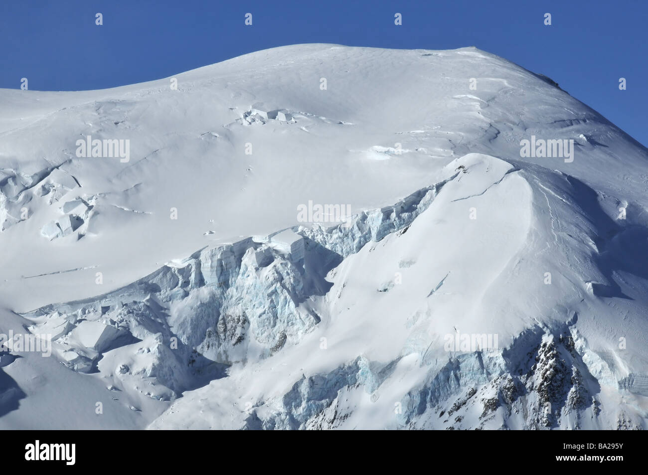 Ghiacciai e blocchi di ghiaccio seracchi da aggirare sotto un rivestimento fresco di neve sulla dome du gouter nelle Alpi francesi Foto Stock