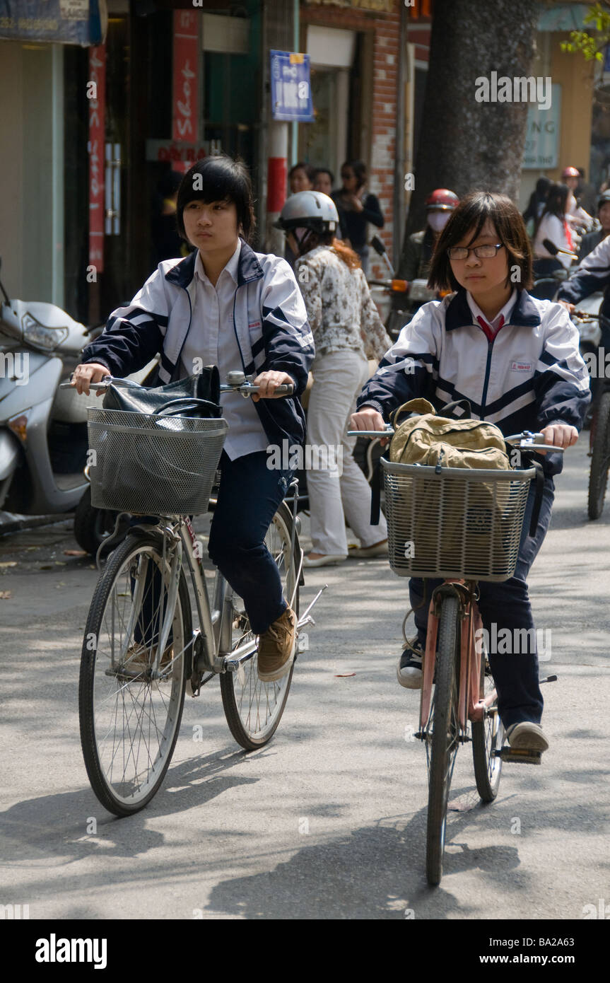 Gli studenti a cavallo di biciclette in Hanoi Vietnam Foto Stock