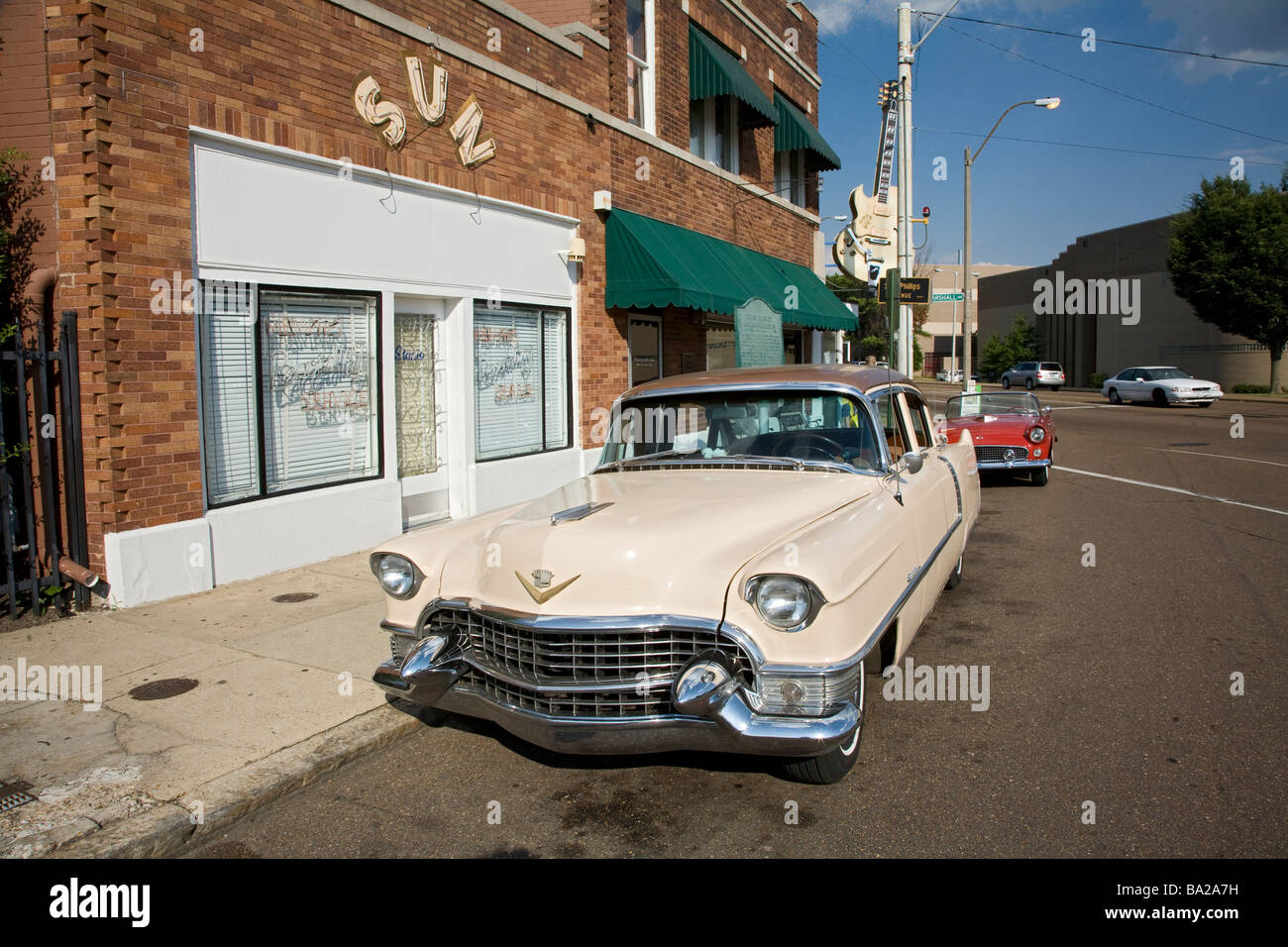 1955 Cadillac Coupe de Ville parcheggiato di fronte alla Sun Recording Studios in Memphis.studio di registrazione di Elvis Presley e la nascita Foto Stock