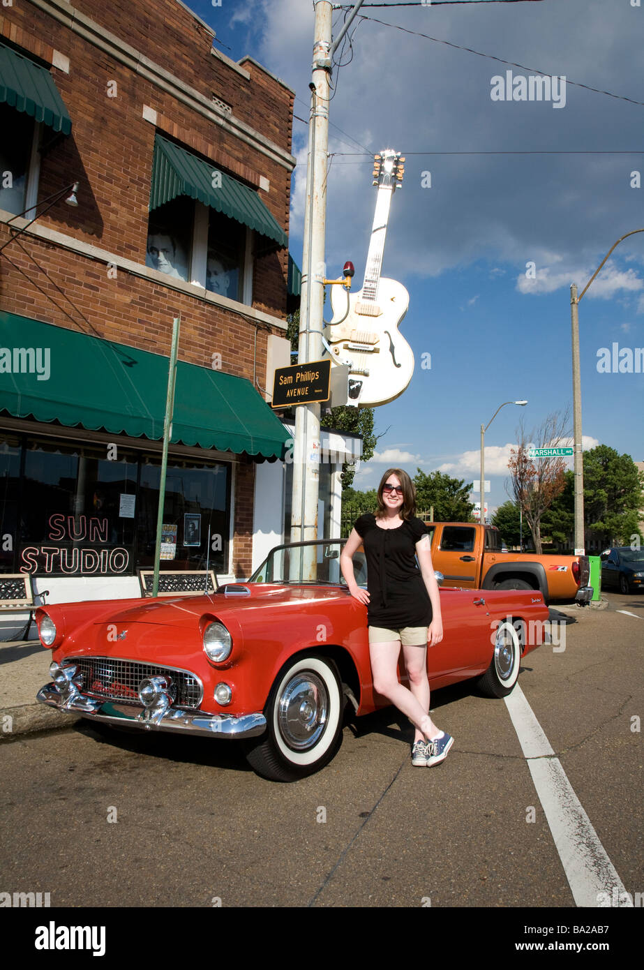Modello femminile in piedi accanto a un 1956 Ford Thunderbird parcheggiato di fronte alla Sun Recording Studios in Memphis TN casa di Elvis e Ro Foto Stock