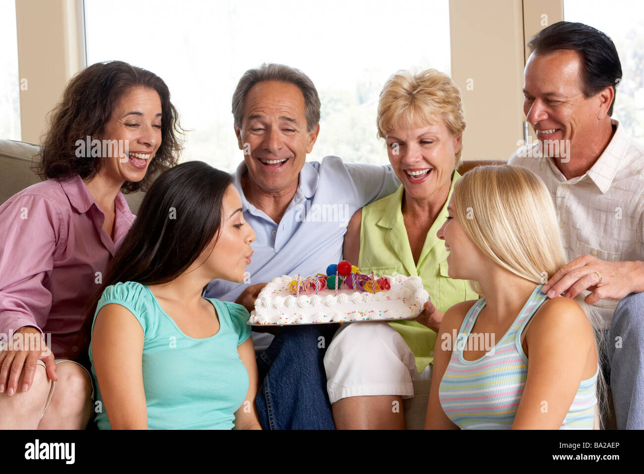 Due famiglie di celebrare un compleanno insieme Foto Stock