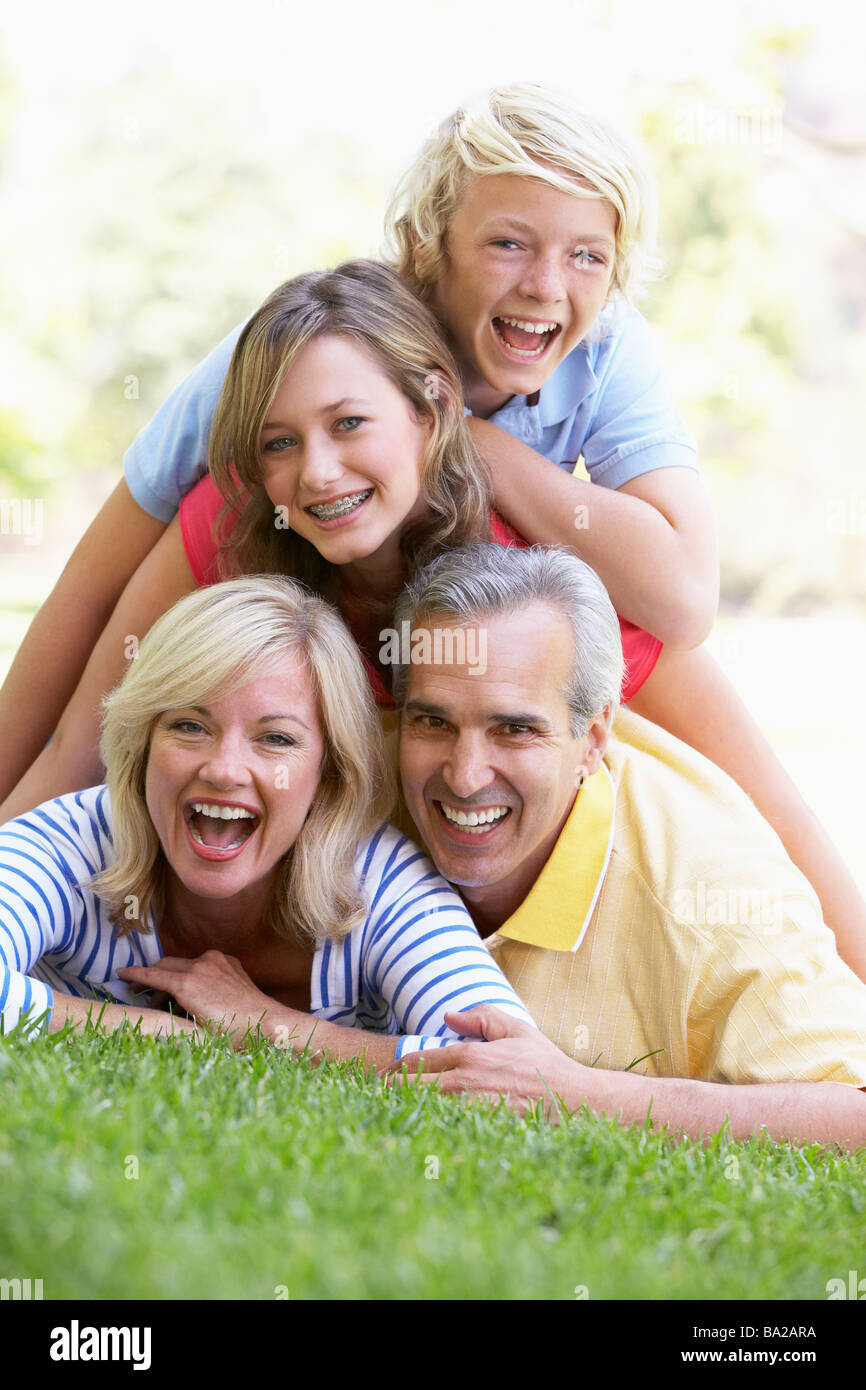 La famiglia che giace al di sopra di ogni altro in un parco Foto Stock