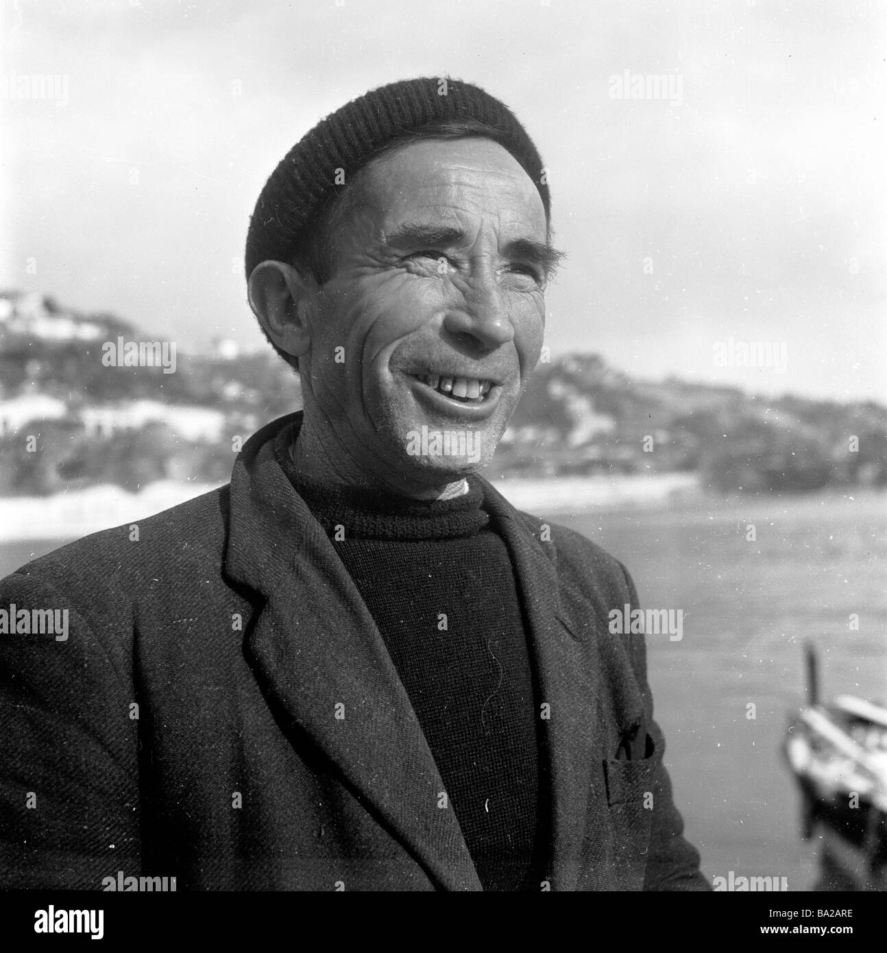 1950s, storico, ritratto di J Allan Cash di un pescatore locale con beretta al porto di Villefranche-sur-Mer, sulla Costa Azzurra, Francia. Foto Stock