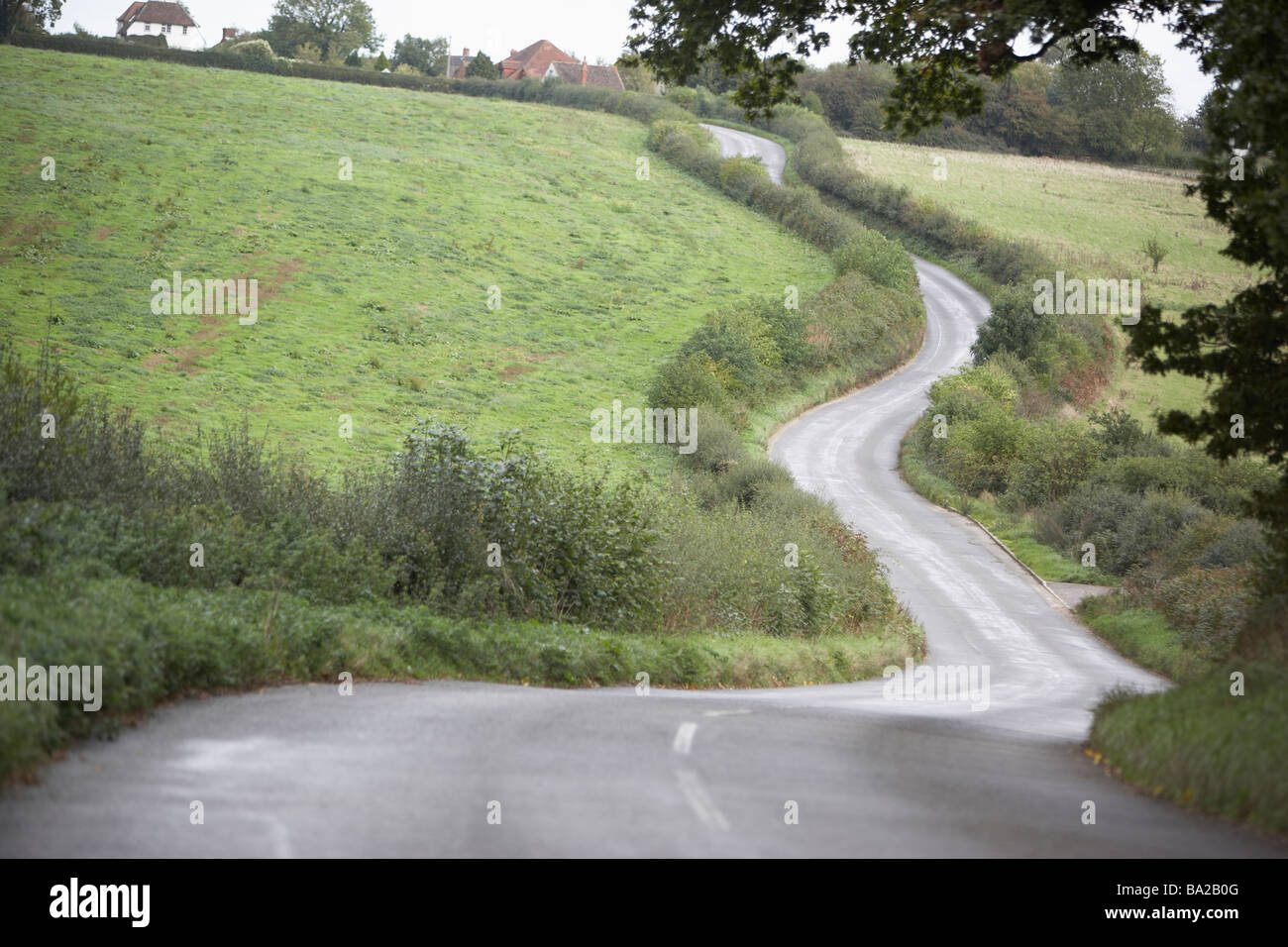 Avvolgimento su strada il suo modo attraverso la campagna Foto Stock