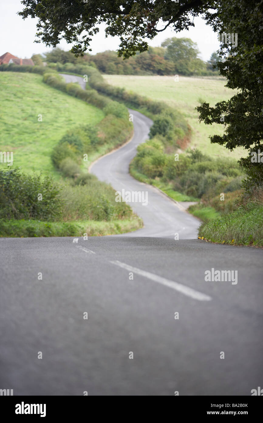 Avvolgimento su strada il suo modo attraverso la campagna Foto Stock