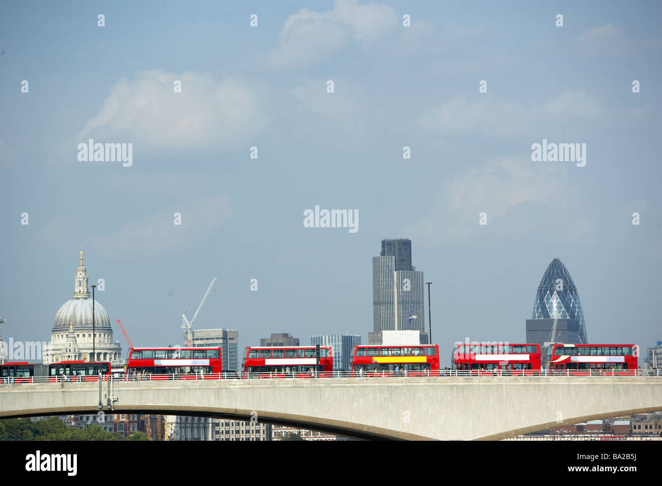 Double Decker Bus allineate su un ponte con la Cattedrale di St Paul in background Foto Stock