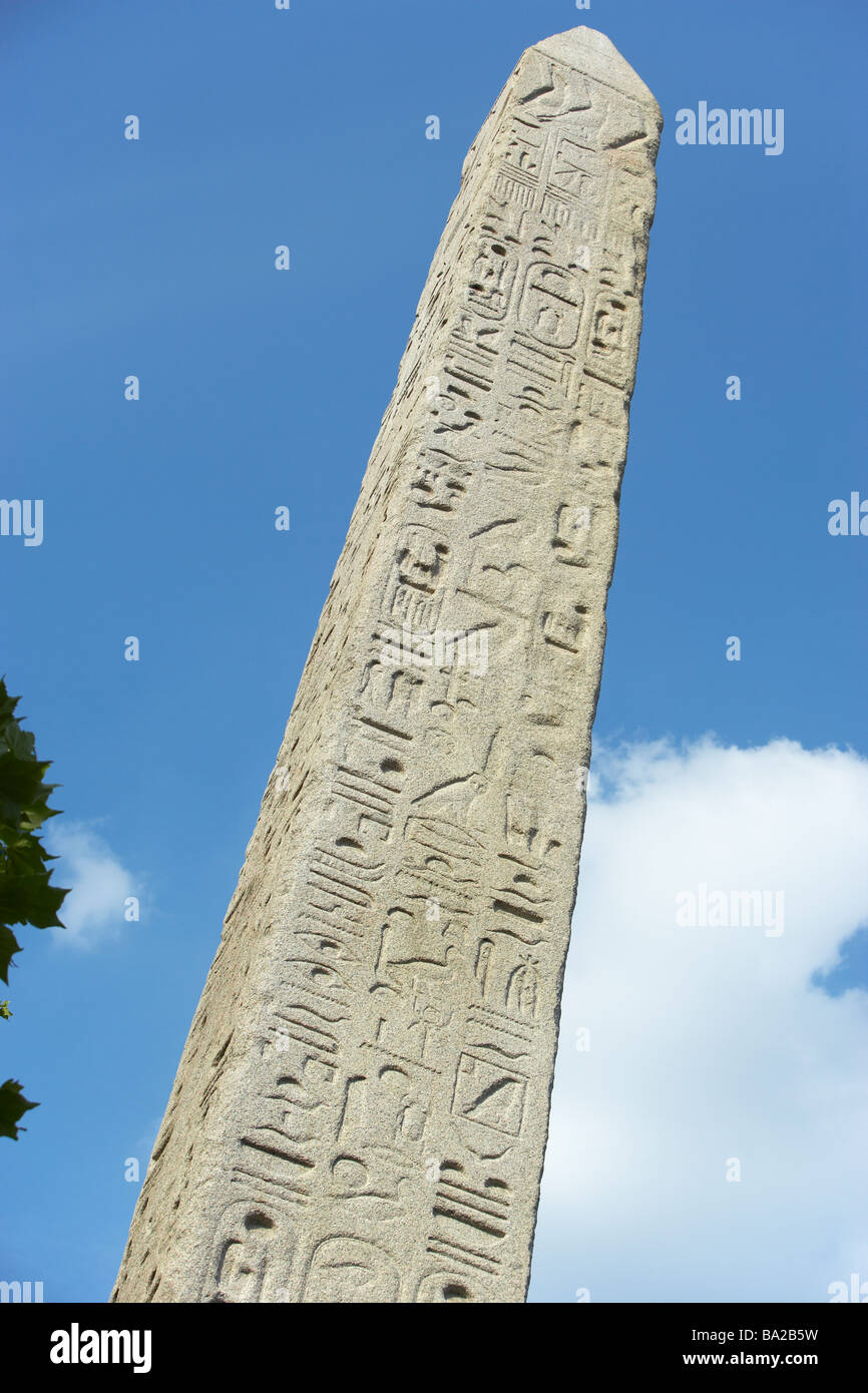 Basso angolo vista di Cleopatra Needle a Londra in Inghilterra Foto Stock
