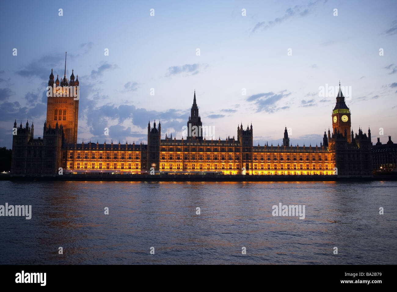 Case del Parlamento illuminata di notte, Londra, Inghilterra Foto Stock