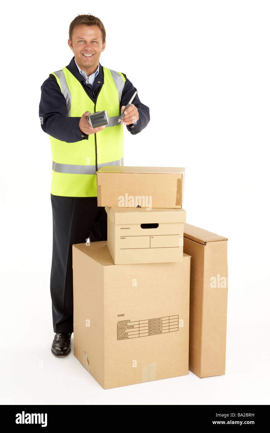 Corriere consegnare i pacchi Foto Stock