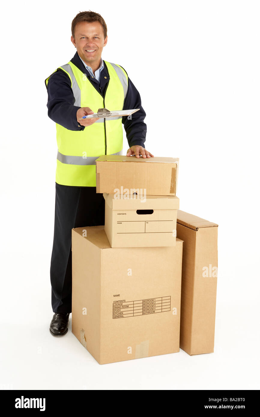 Corriere consegnare i pacchi Foto Stock