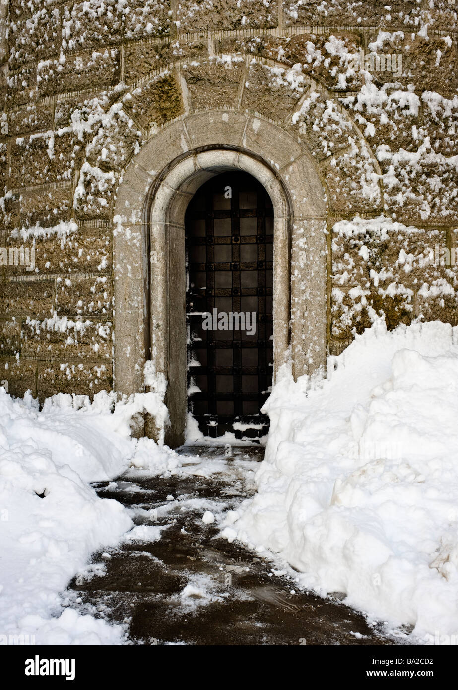 Sportello in acciaio alla fine del sentiero innevato Foto Stock