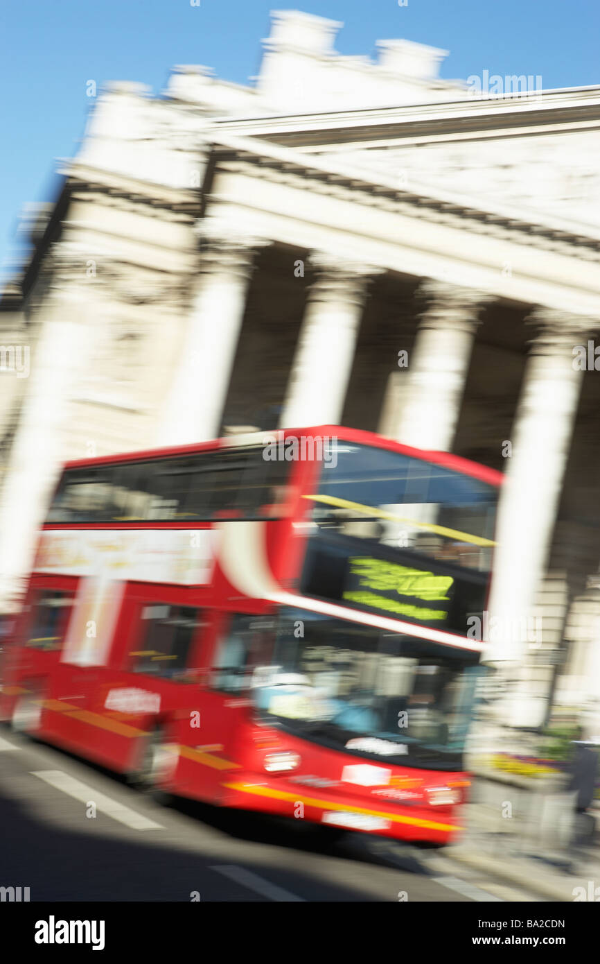 La guida di autobus passato Royal Exchange Foto Stock