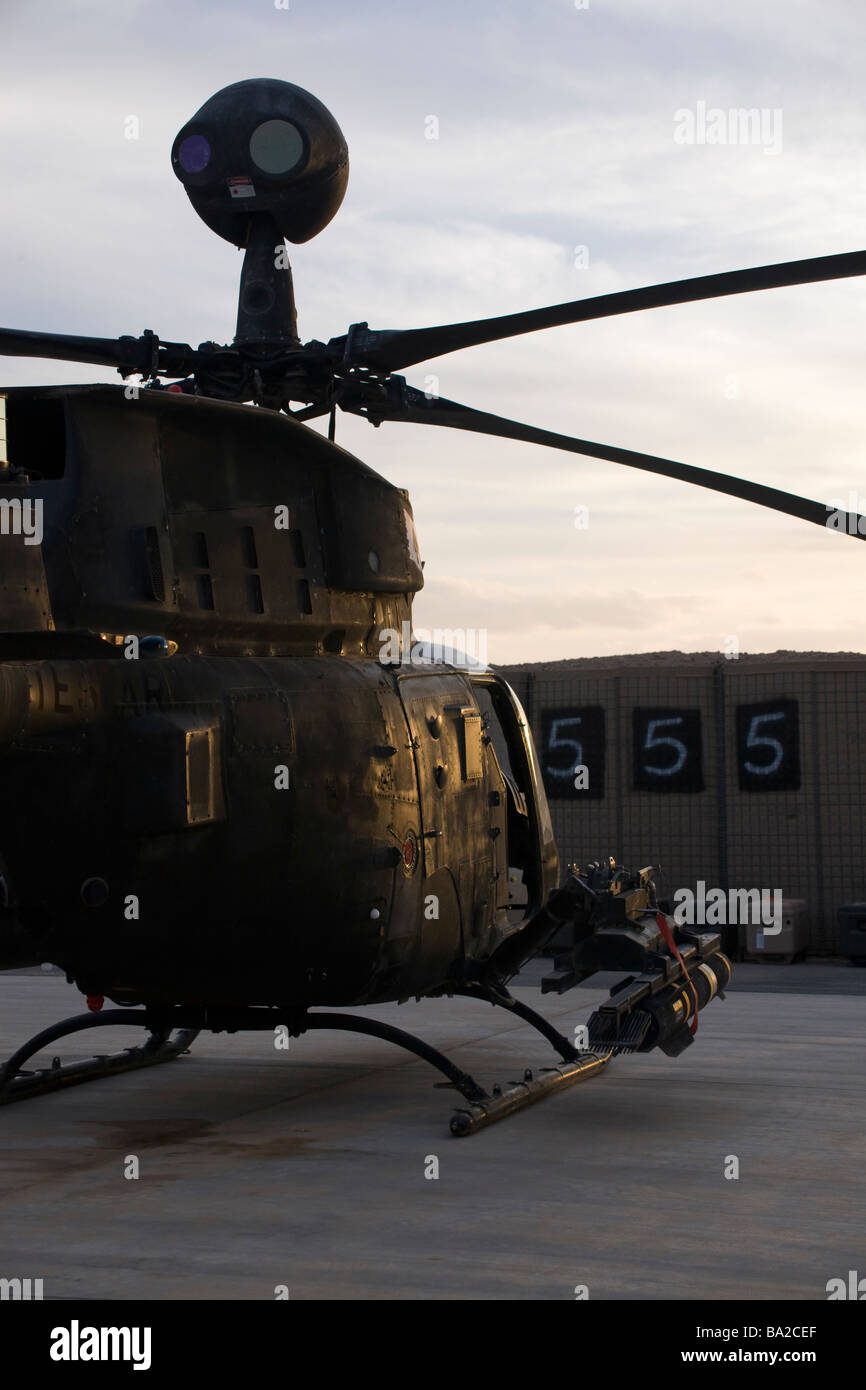 Un OH-58D Kiowa elicottero durante il tramonto. Foto Stock